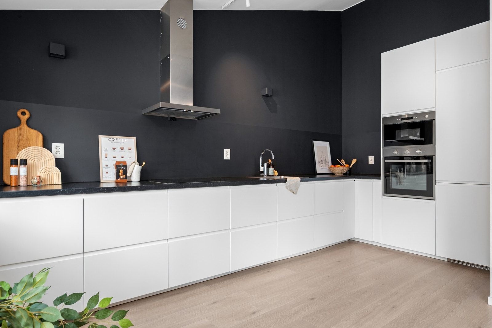 Et nivå ned er husets kjøkken, også oppgradert i 2020. Galleribilde