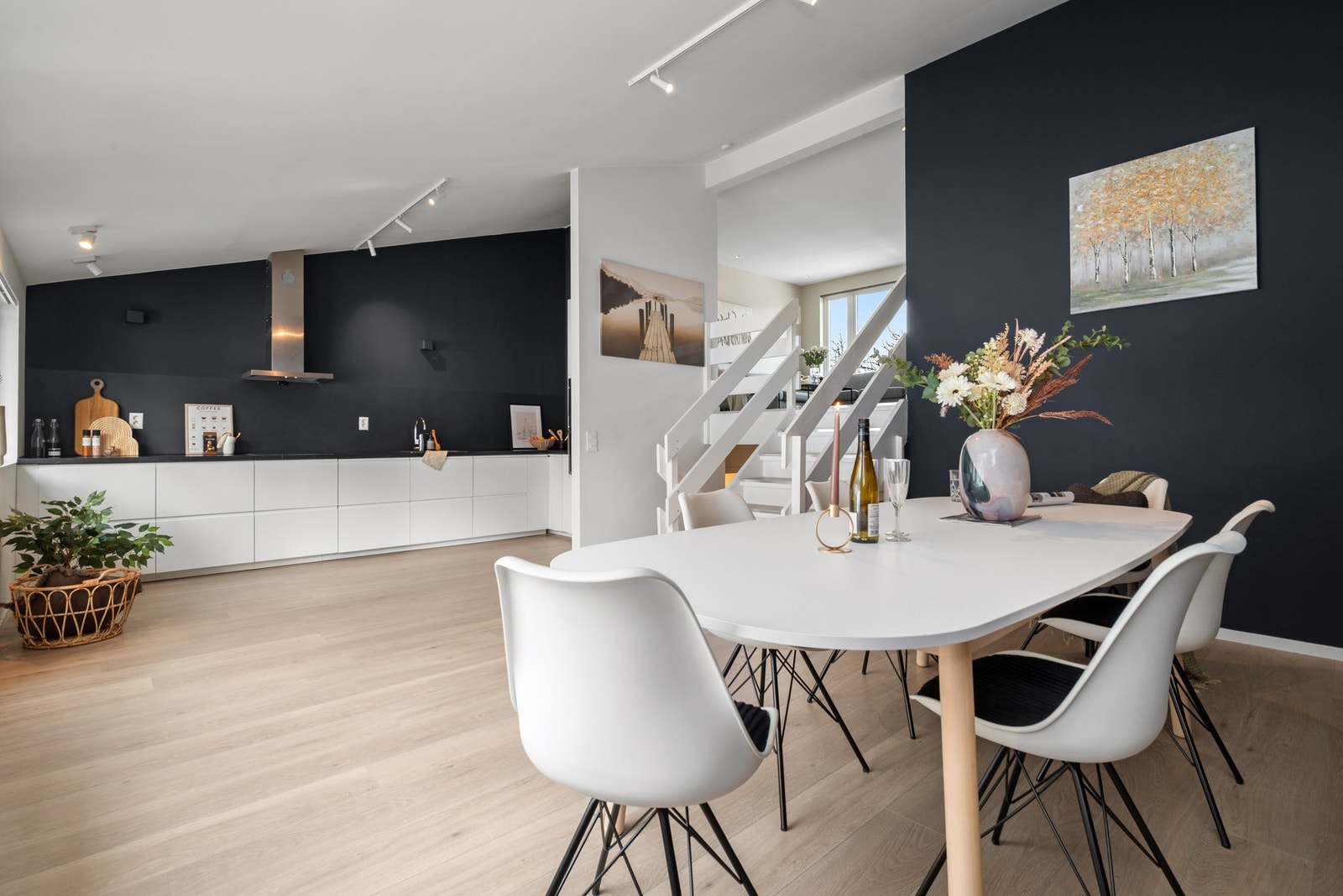 Her er det god takhøyde som gir en luftig atmosfære, samt. slette listefrie vegger og moderne belysning. Galleribilde