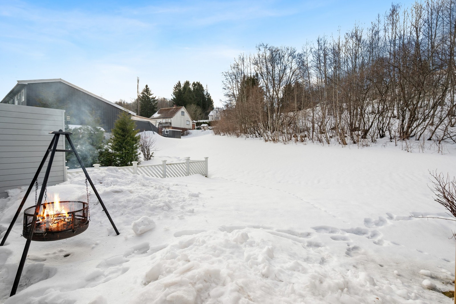 Terrassen er oppgradert med platting og skjermvegg i 2025. Det er lagt opp vannrør til å etablere utekran. Galleribilde