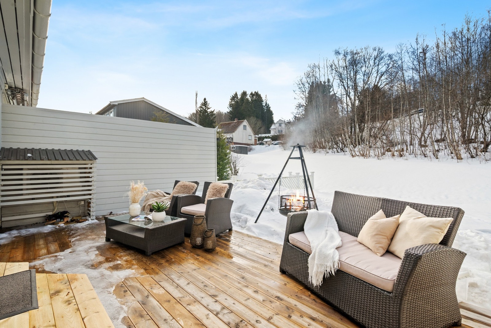 Fra kjøkkenet er det utgang til et skjermet og hyggelig uteområde med terrasse og hage. Galleribilde