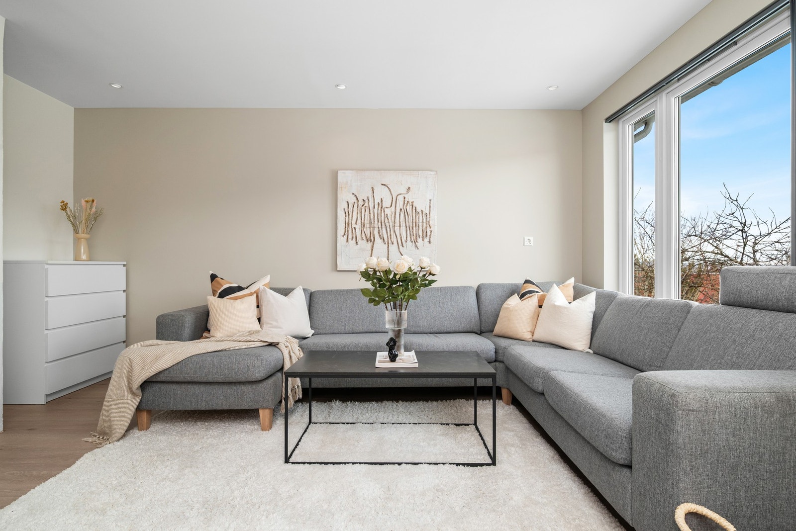 Tv-stua er på ca. 20 kvm. Alle oppholdsrom er oppgradert med nye overflater på tak, vegg og gulv i ca. 2020. Galleribilde