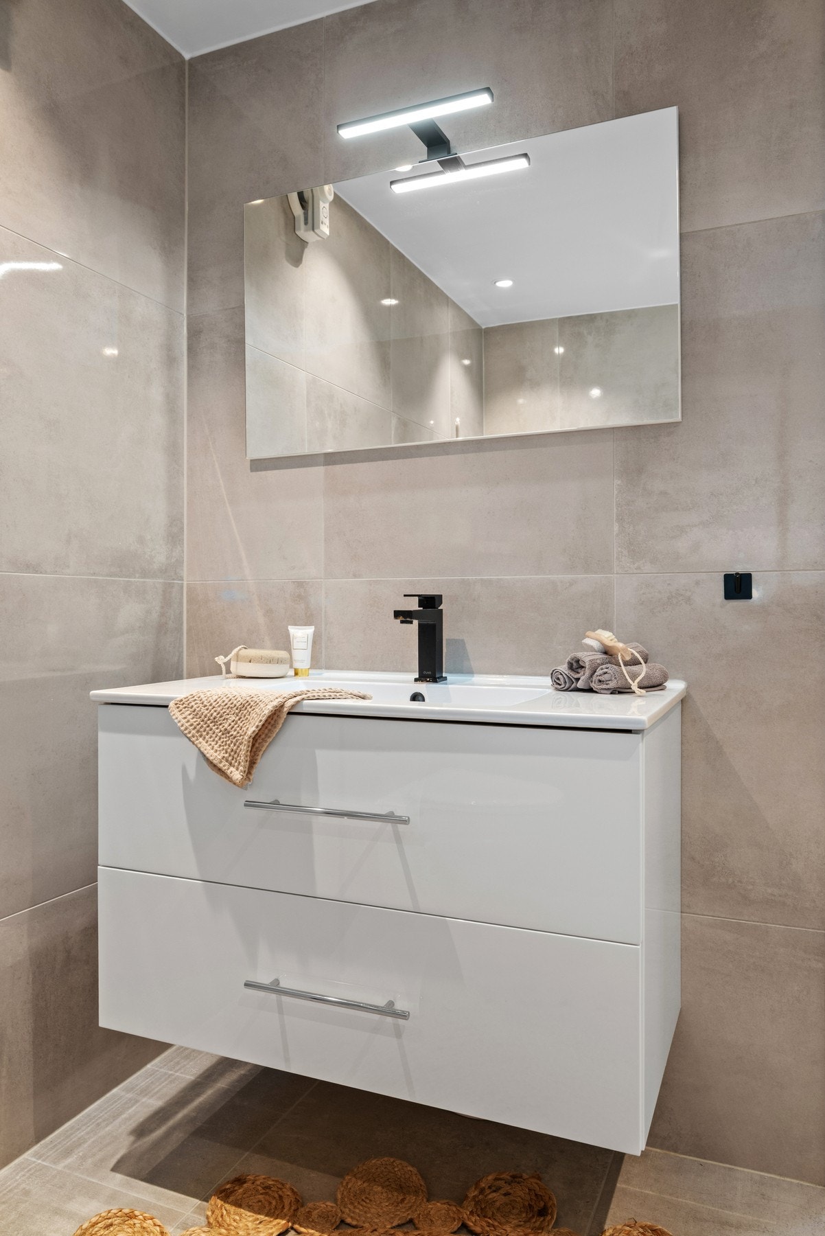 Badet er på ca. 5 kvm, og har også varmekabler i gulv. Både rør og elektrisk i boligen er oppgradert. Galleribilde