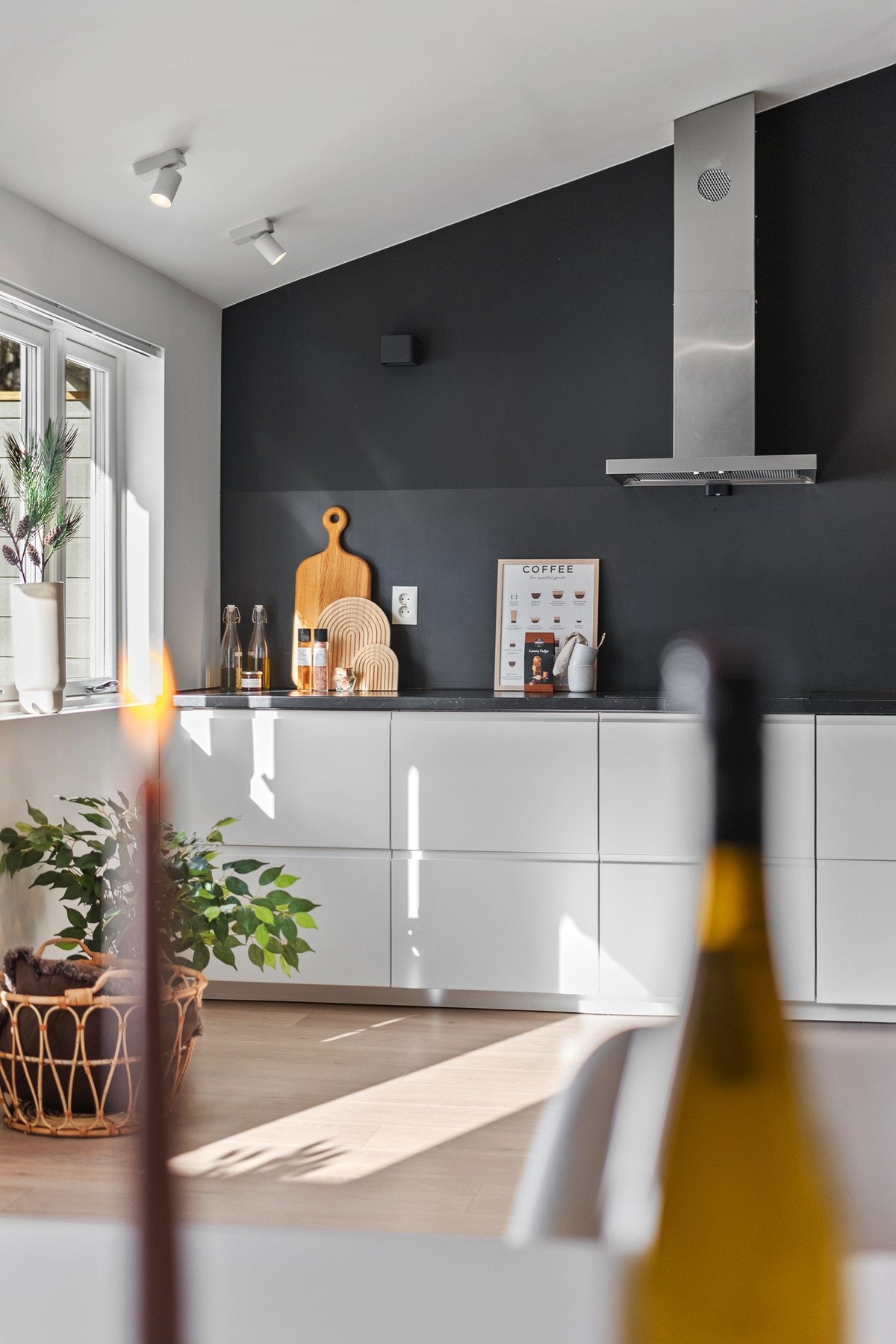 Kjøkkenet har innredning med integrert platetopp, stekeovn, mikroovn, oppvaskmaskin, samt. kjøl- og fryseskap. Galleribilde