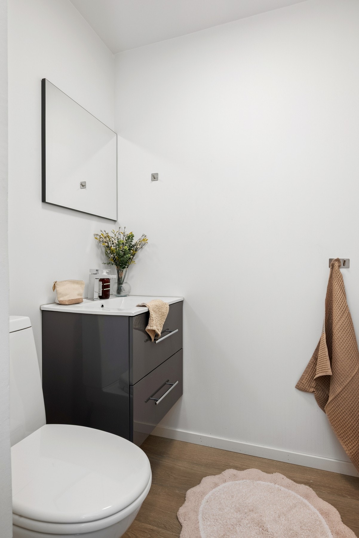 Eget toalettrom praktisk plassert ved soverom, oppholdsrom og uteområde. Galleribilde