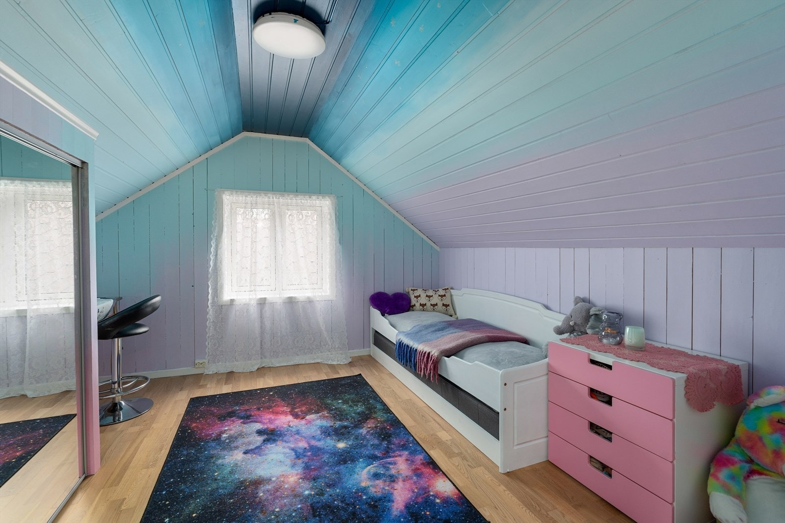 I 2. etasjen finner du de tre andre soverommene. På et av soverommene er det montert luftventil i 2026. Galleribilde