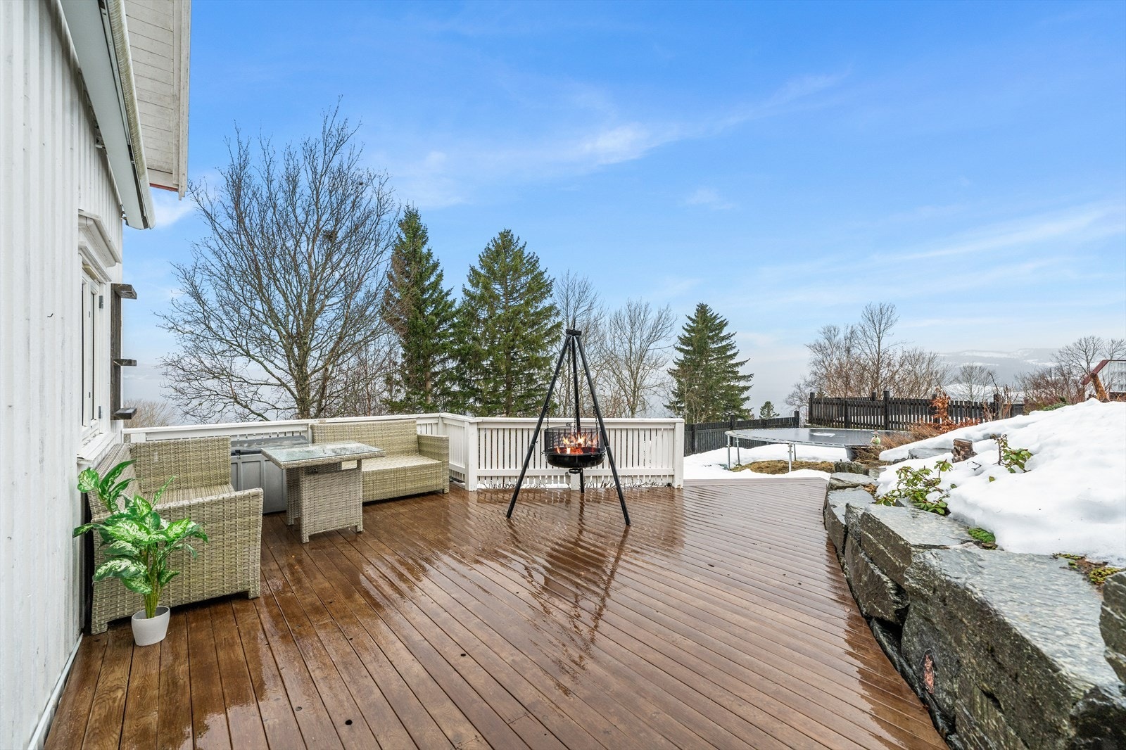 Her har du god plass til ønsket utemøblement. Terrassen har også en praktisk markise for solskjerming. Galleribilde