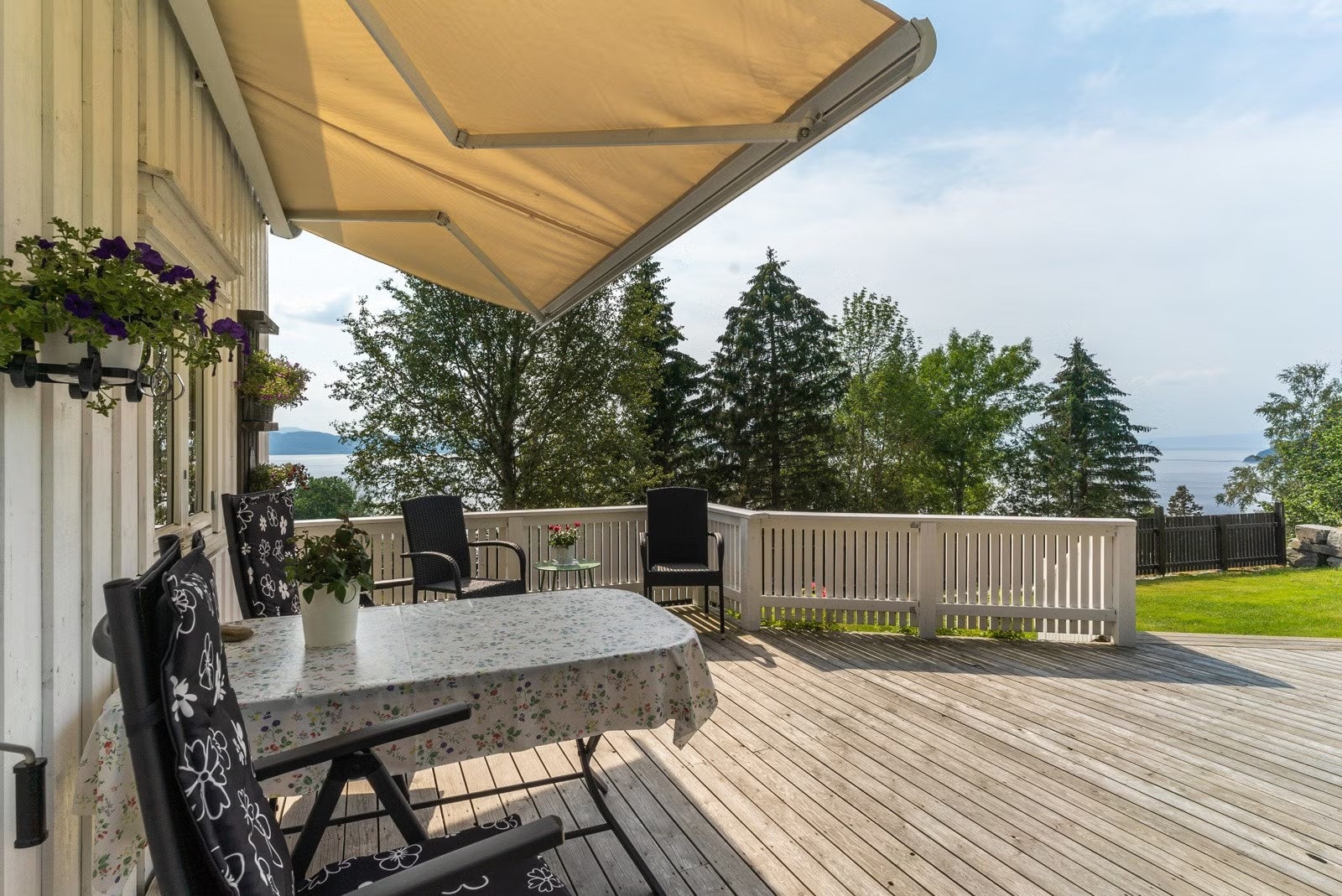 Eiendommen kan my på gode solforhold fra en sør-vestlig vendt terrasse og et meget pent uteområde. Galleribilde