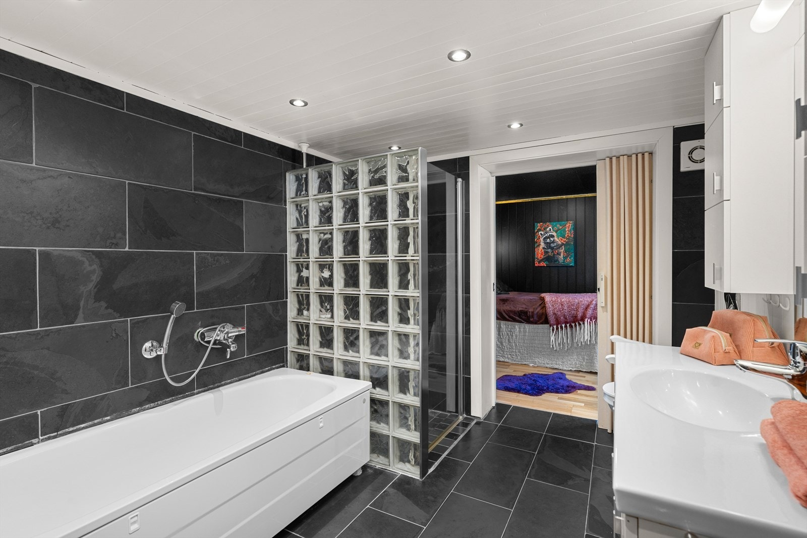 Badet ble pusset opp i samme perioden som resten av boligen, altså 2005-2007 og fremstår i pen stand. Galleribilde