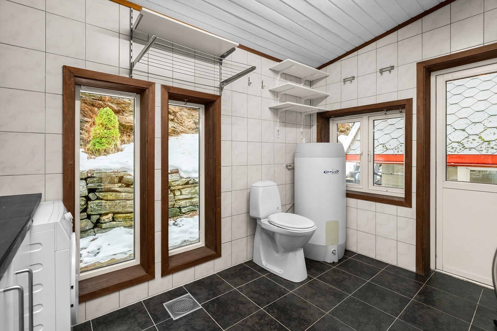 I første etasje finner du også boligens vaskerom. Det er på 8,5 kvm. og har egen utgang. Galleribilde