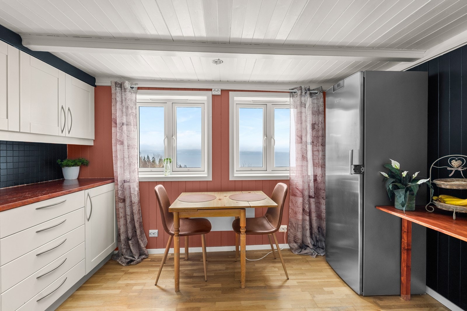 Fra kjøkkenvinduet nyter du flott fjordutsikt. Galleribilde