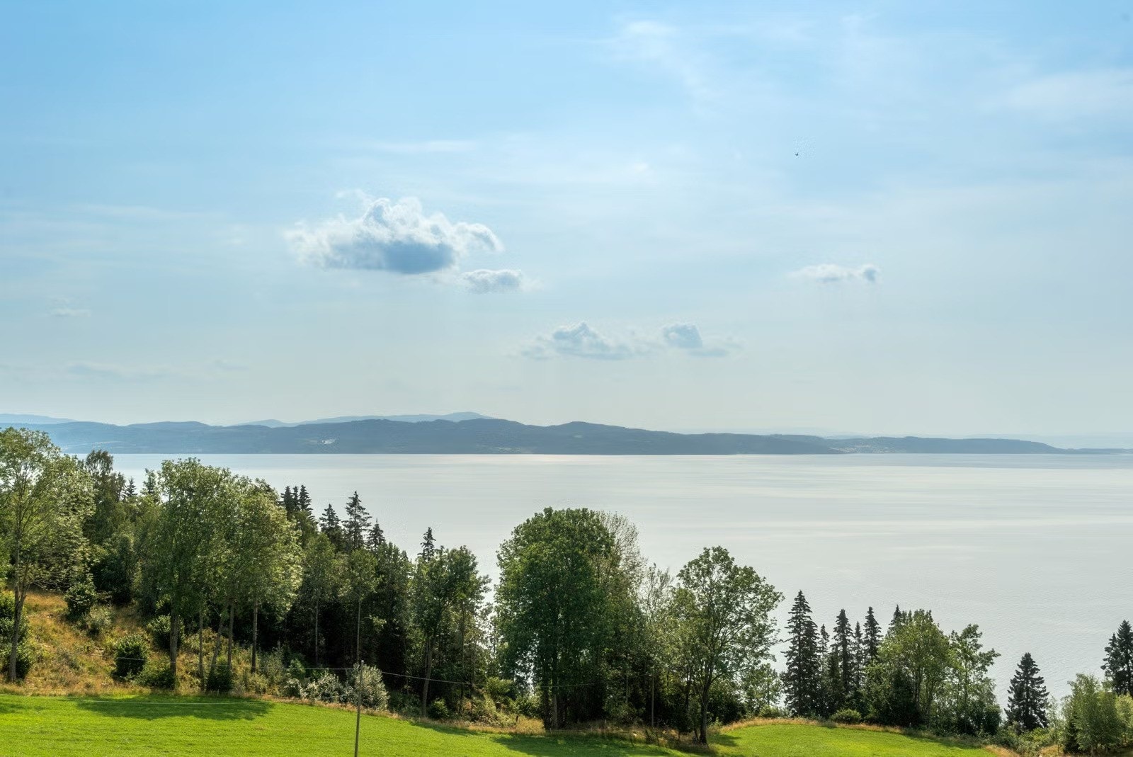 Du vil få upåklagelig utsikt fra eiendommen over mot Frostalandet. Galleribilde