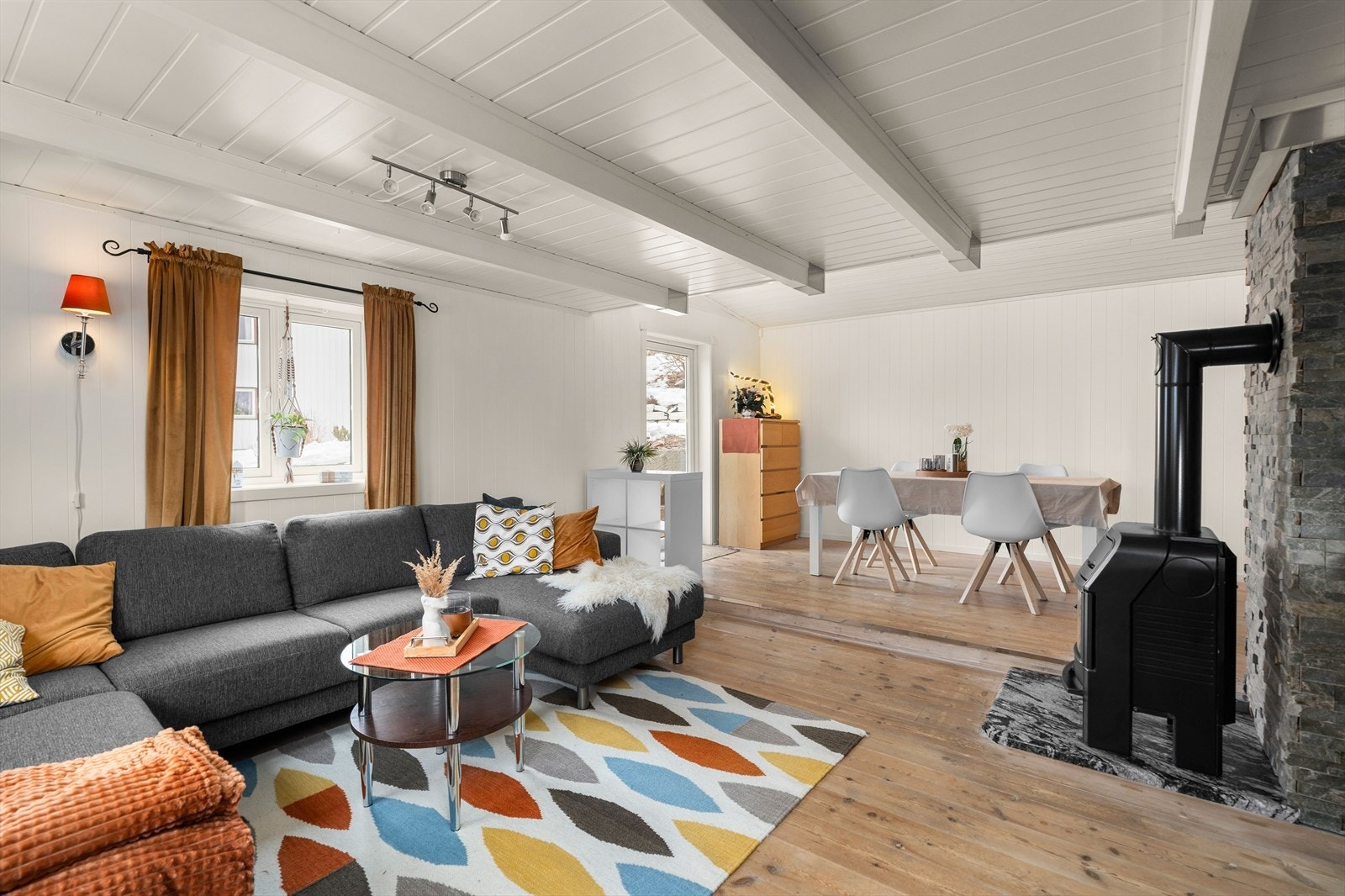 I stuen er det montert vedovn som skaper lun stemning på vinterstid. Hele etasjen er nymalt i 2026. Galleribilde