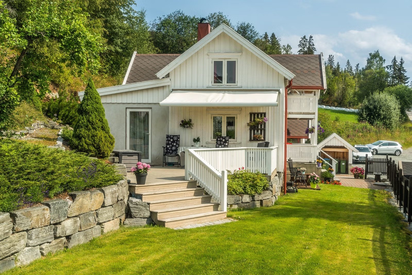 Her kan du bli den nye eieren av en sjarmerende og velholdt enebolig med flott fjordutsikt! Galleribilde