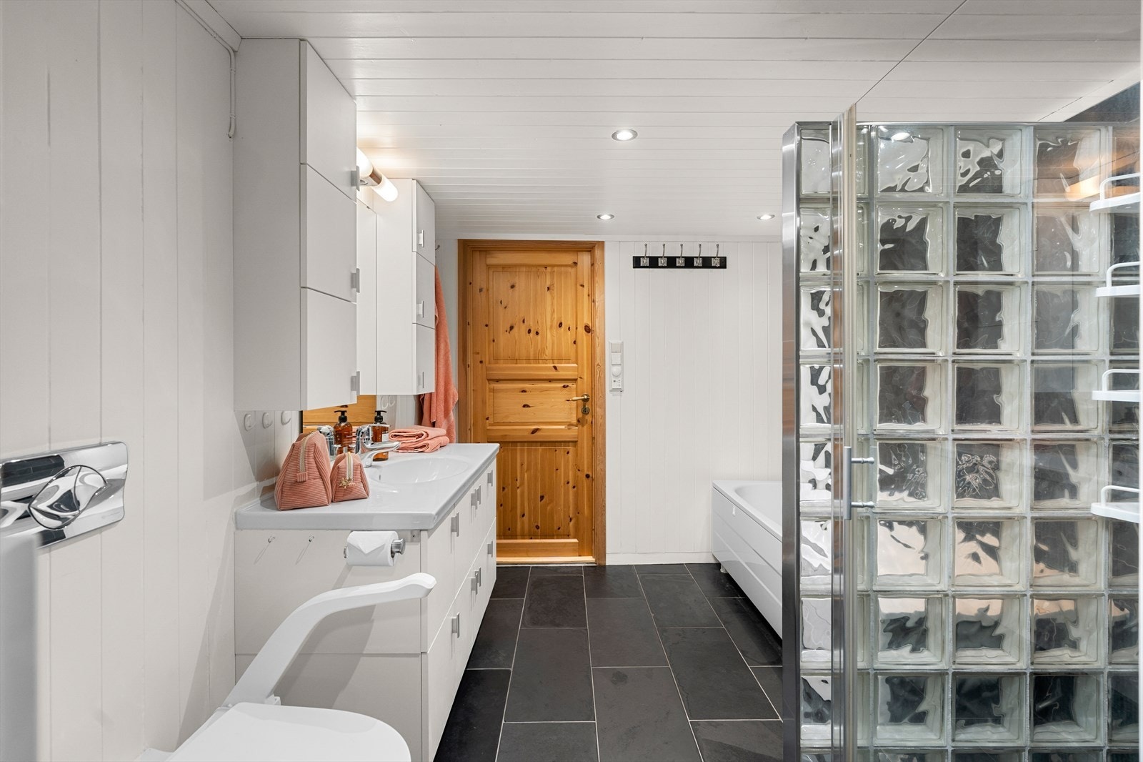 På badet finner du dusjnisje, lys og fin baderomsinnredning og toalett. Galleribilde