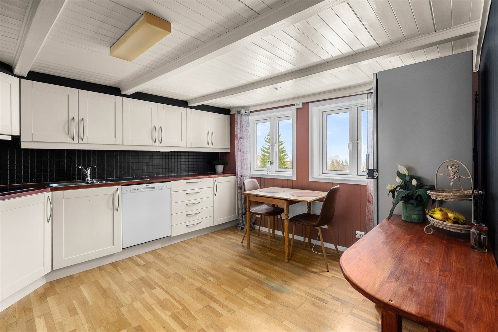 Kjøkkenet er et heltre kjøkken med godt med skap- og benkeplass. I 2025 ble det satt inn ny komfyr. Galleribilde