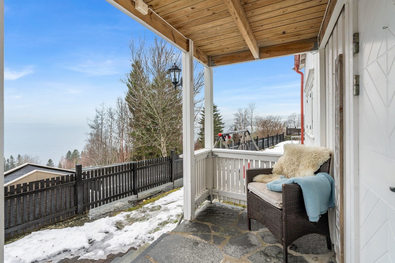 Soverommet også har egen utgang til baksiden av boligen. Galleribilde