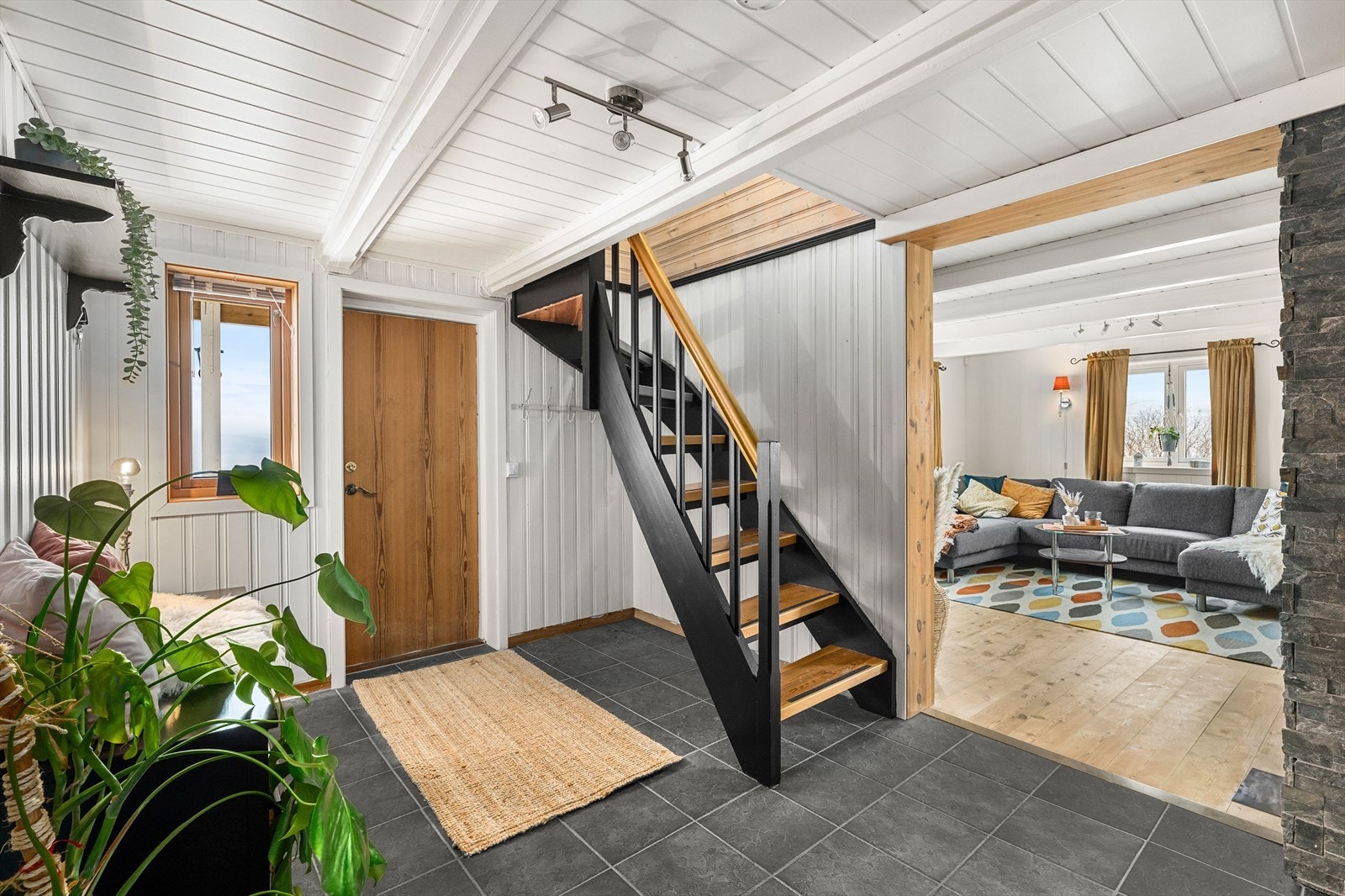 Romslig flislagt entre på 9,4 kvm. Galleribilde