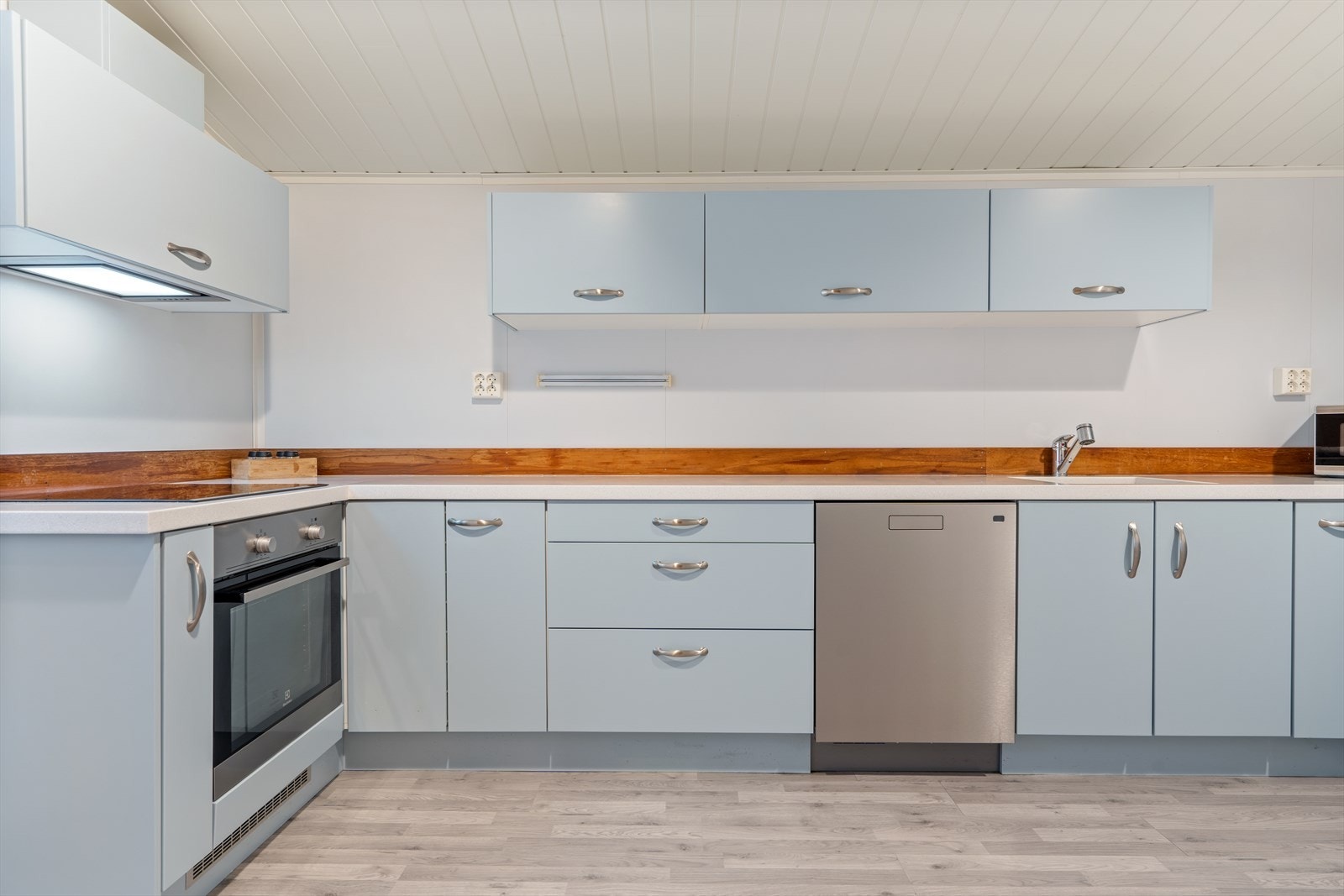 Fint kjøkken med rikelig skap- og skuffeplass Galleribilde