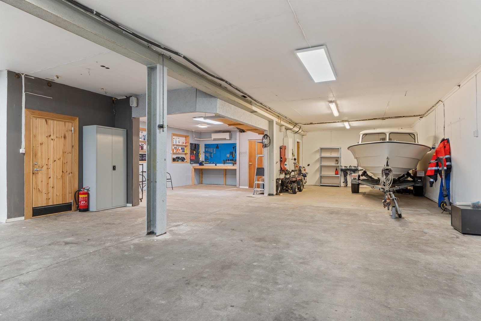 Her har man god plass til både verksted og oppbevaring Galleribilde