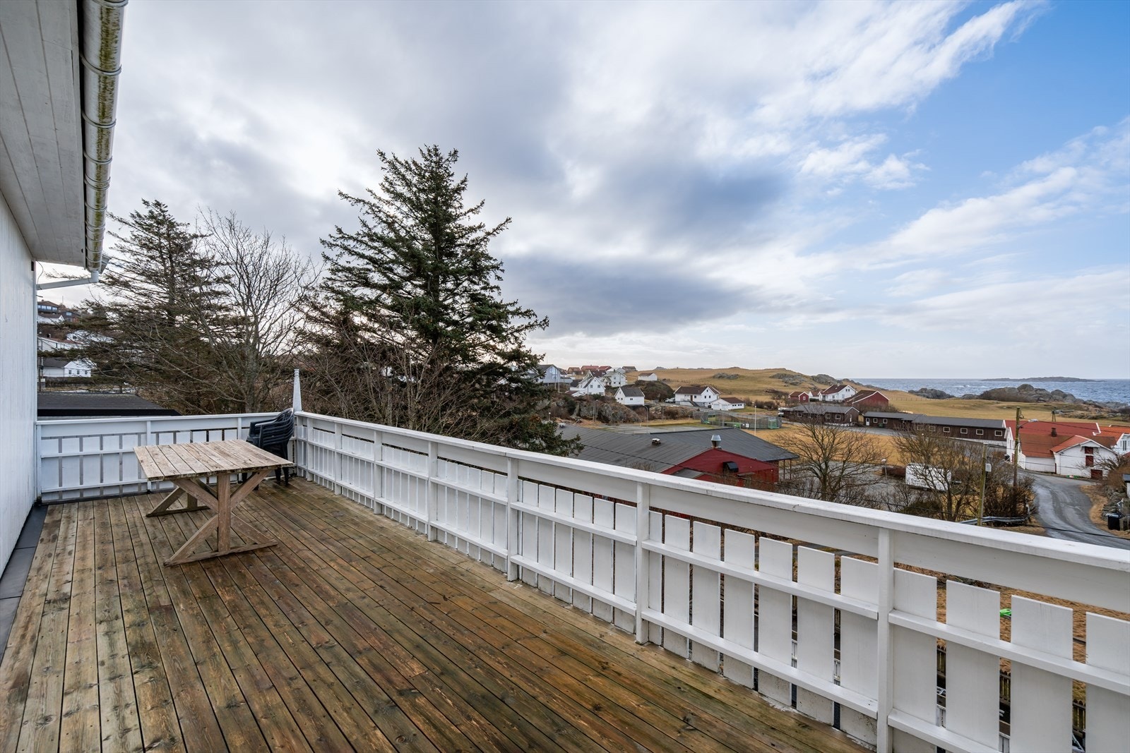 Fra altanen er det flott utsikt ut mot havet Galleribilde