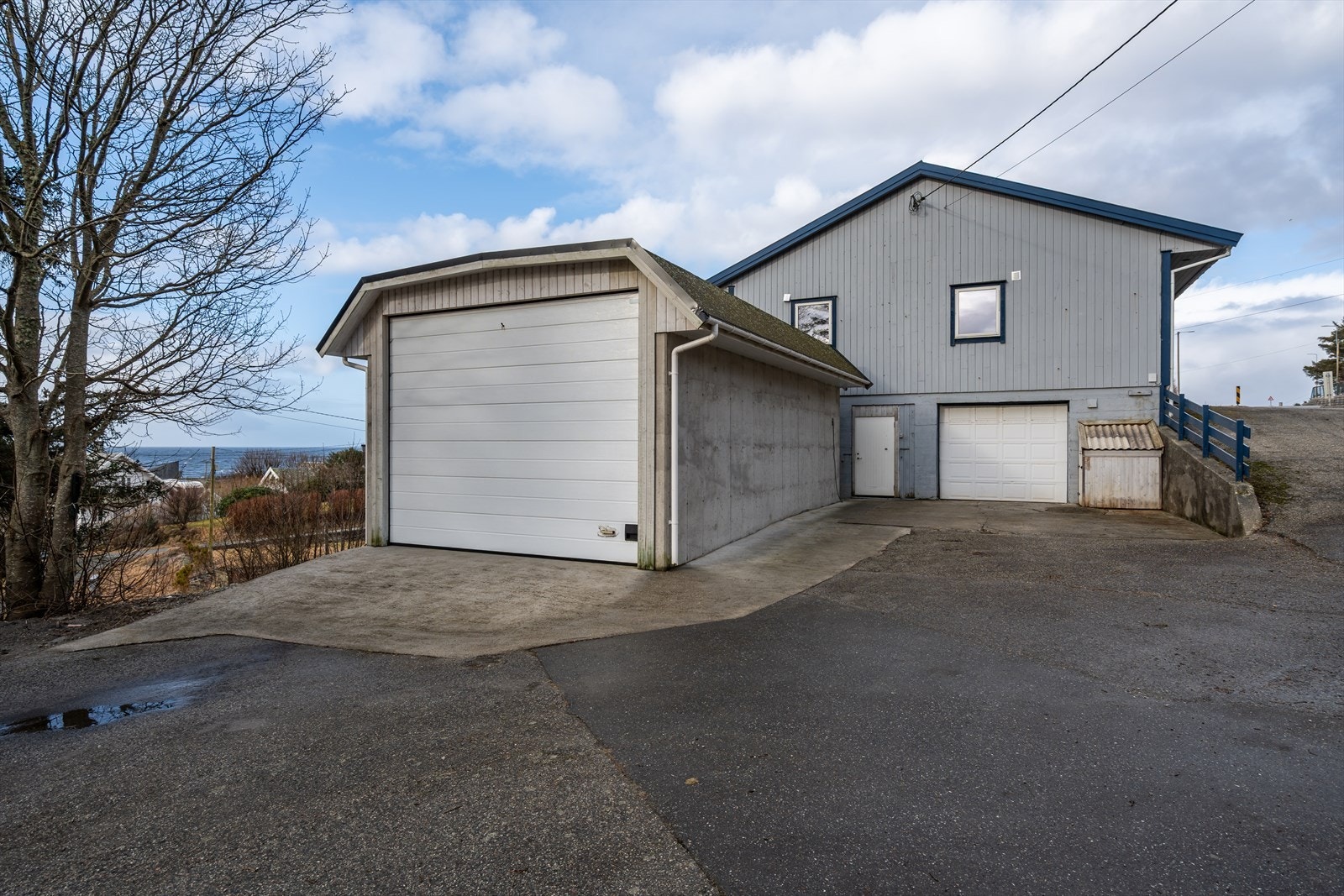 Eiendommen har i tillegg garasje i kjeller, samt en frittstående garasje Galleribilde