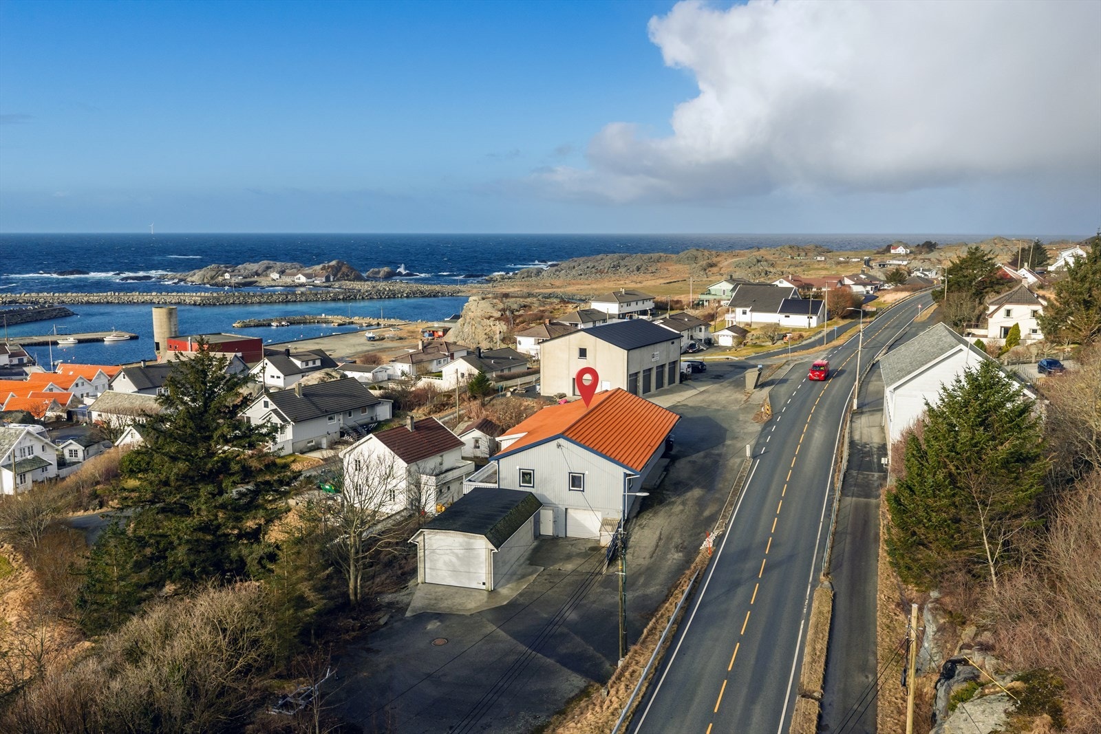 Eiendommene ligger sentralt til på Sandve. Kort avstand til barnehage, skole og butikk. Utsikt ut over Sandvehamn og havet. Galleribilde