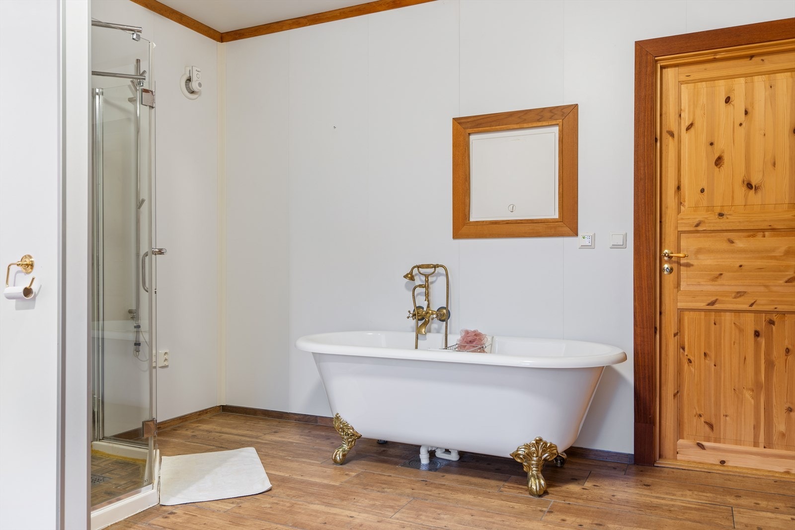 Badet har vask i seksjon, dusj og badekar Galleribilde