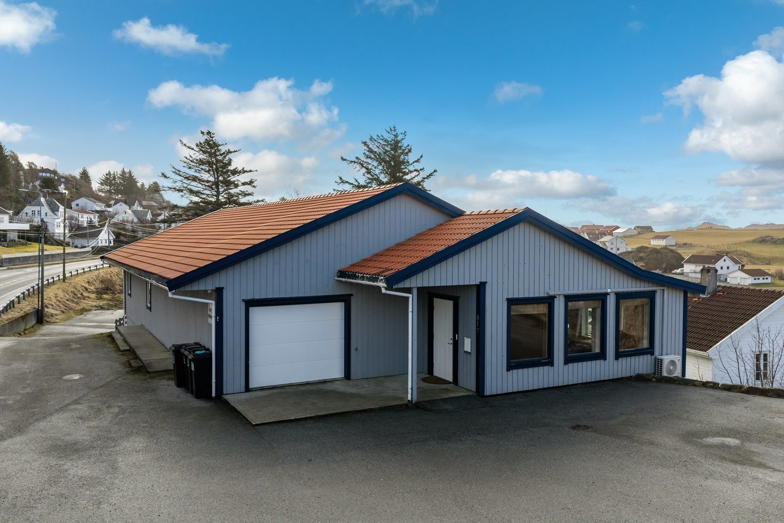 Rommelig gårdsrom - garasje i flukt med boligen Galleribilde