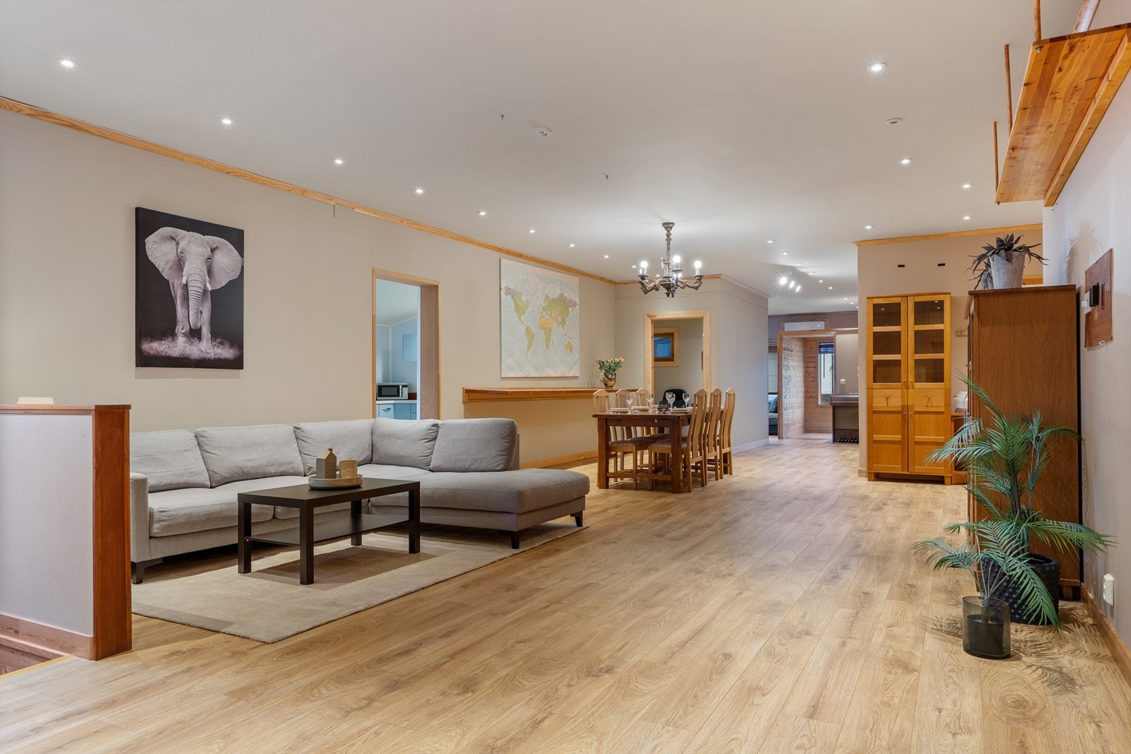 Stor stue med flere møbleringsmuligheter Galleribilde