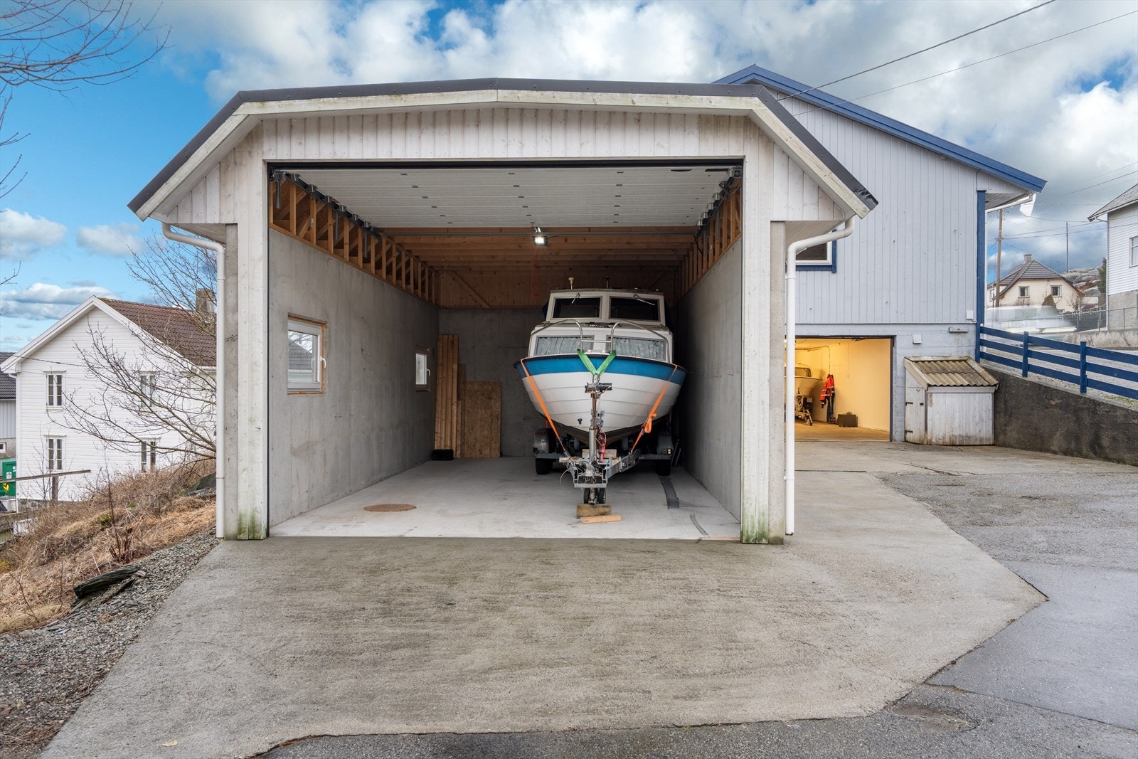 Innvendig i frittstående garasje Galleribilde