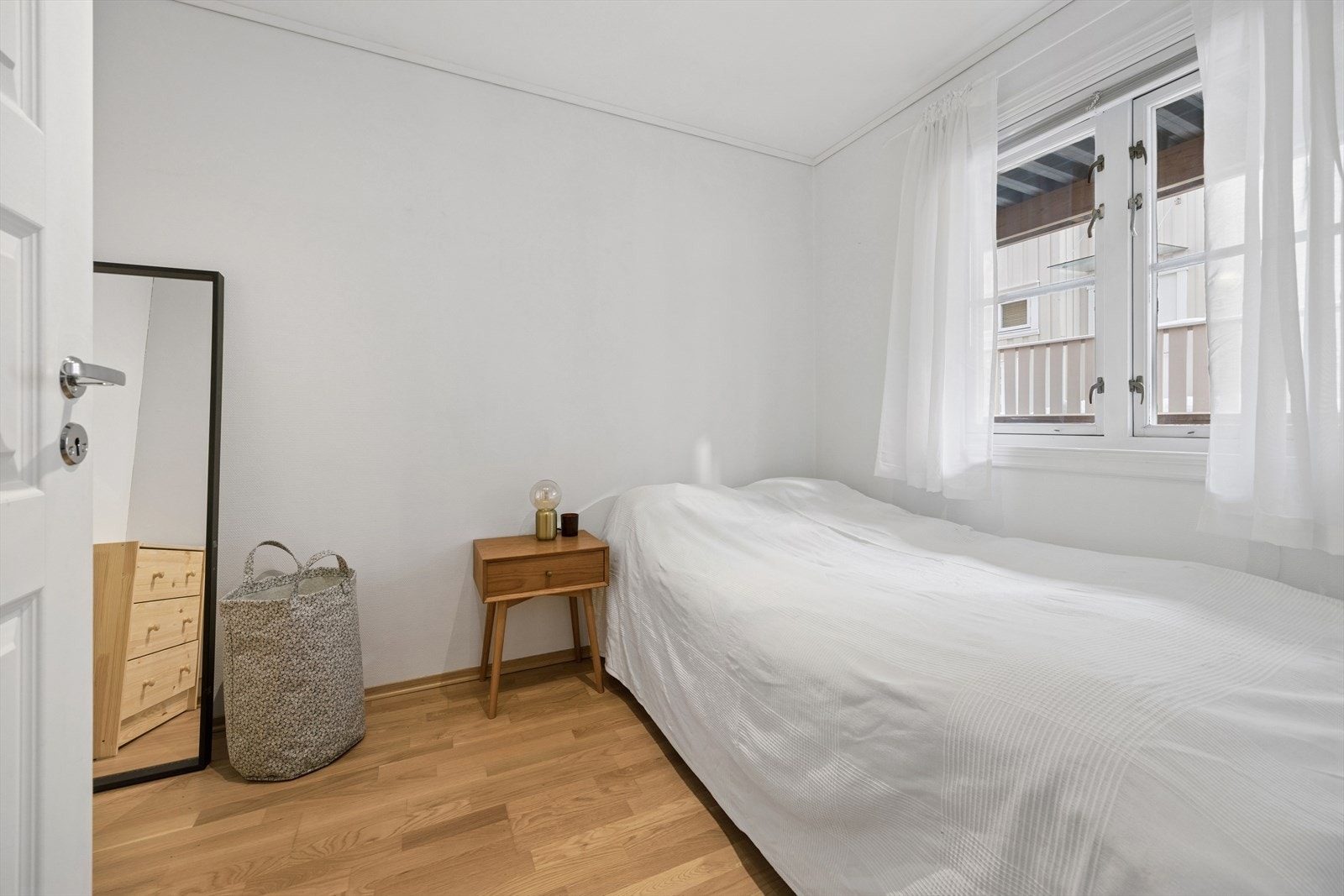 Soverom 3 på 6,9m². Rommene har nøytrale overflater, som gjør det enkelt å supplere med egne møbler og tekstiler. Galleribilde