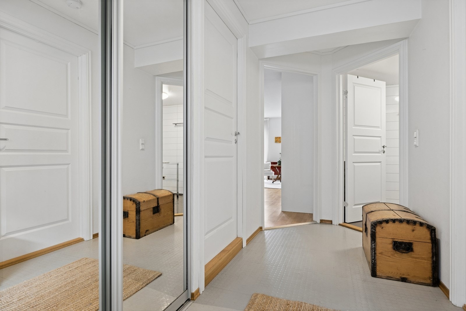 Entrèen et meget godt førsteinntrykk som får deg til å følge deg hjemme fra første stund. Entré er innredet med skyvedørsskap. Galleribilde