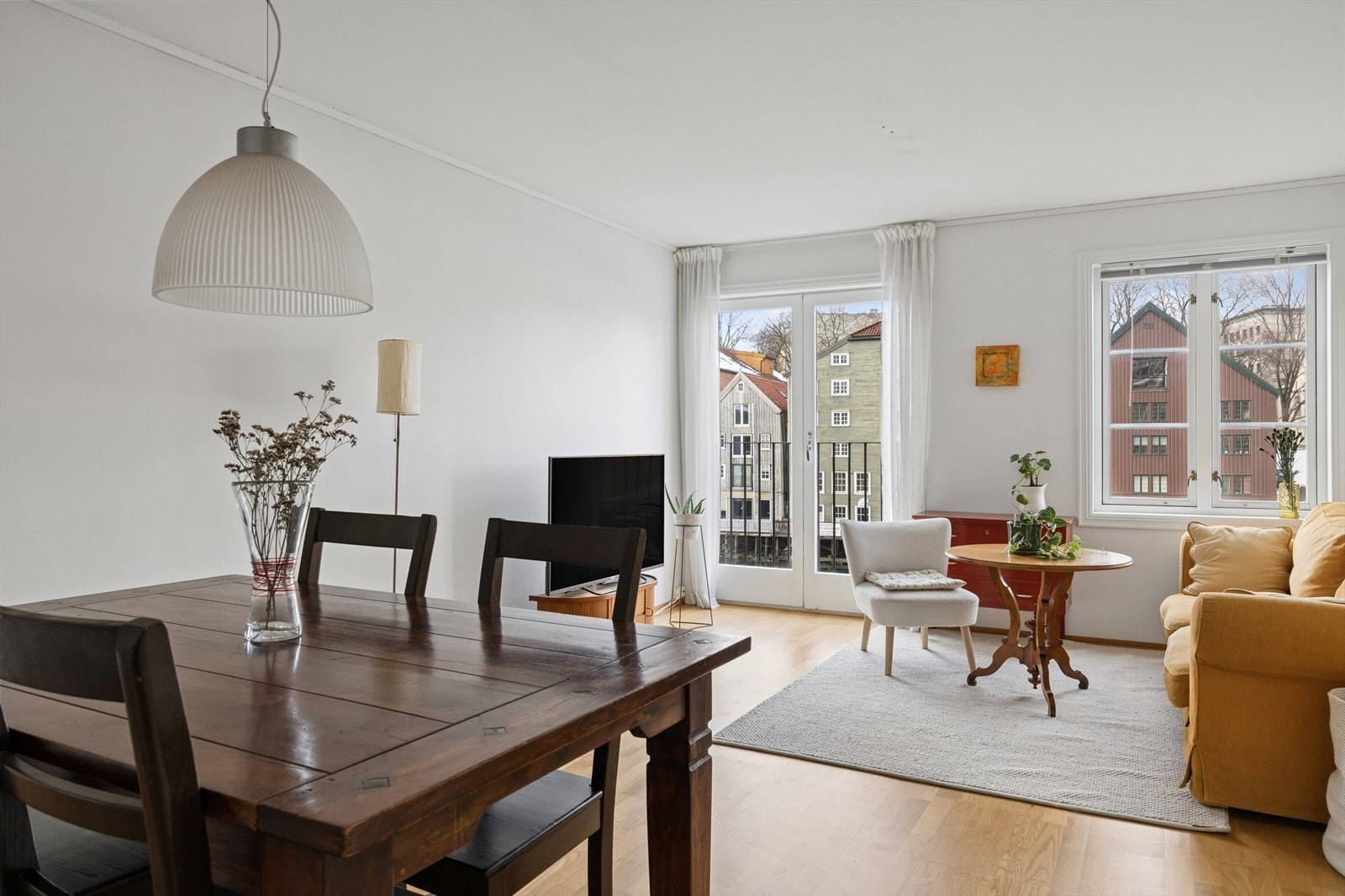 Leiligheten måler 65 m² (BRA-i) og består av stue/kjøkken, 3 soverom og bad. I tillegg disponerer den en parkeringsplass, samt en bod i kjeller. Galleribilde