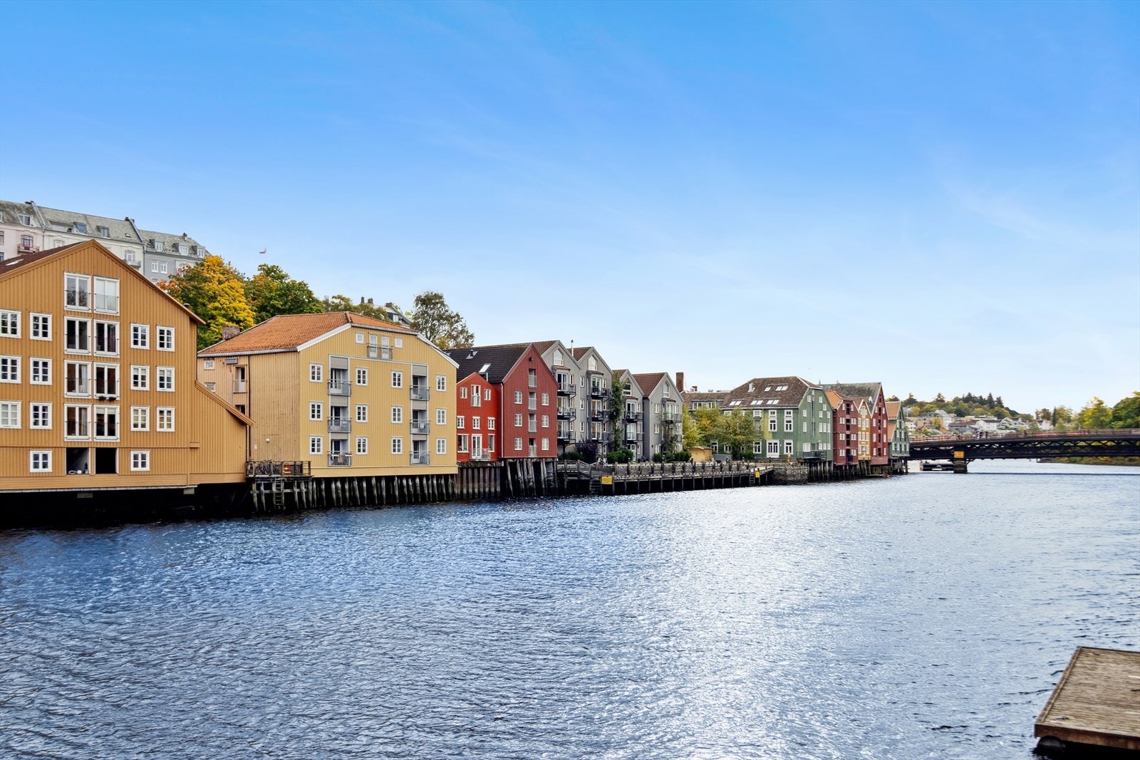 Dette er en sjelden mulighet! Boligen ligger vendt direkte mot Nidelven med unik utsikt og helt særegen nærhet til vannet. Galleribilde