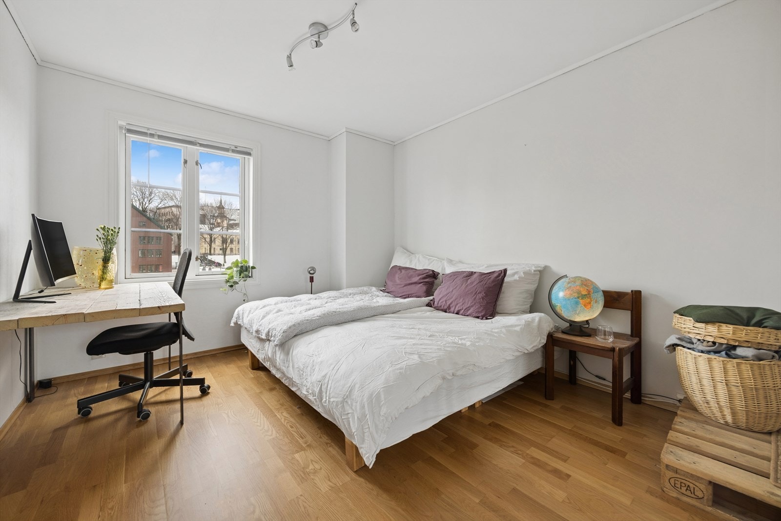 Flott hovedsoverom på 13,3 m² med plass til ønsket møblement. Galleribilde