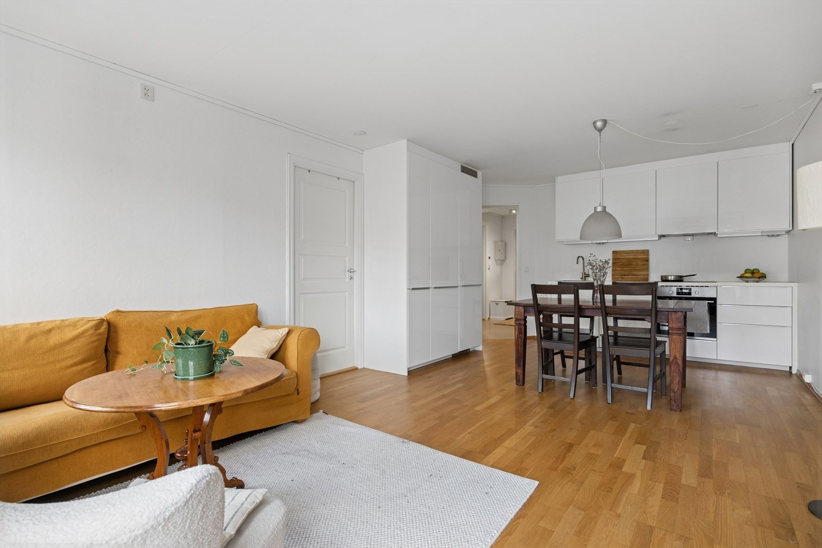 Stue og kjøkken er i en åpen løsning med en samlet størrelse på *** kvm. Galleribilde