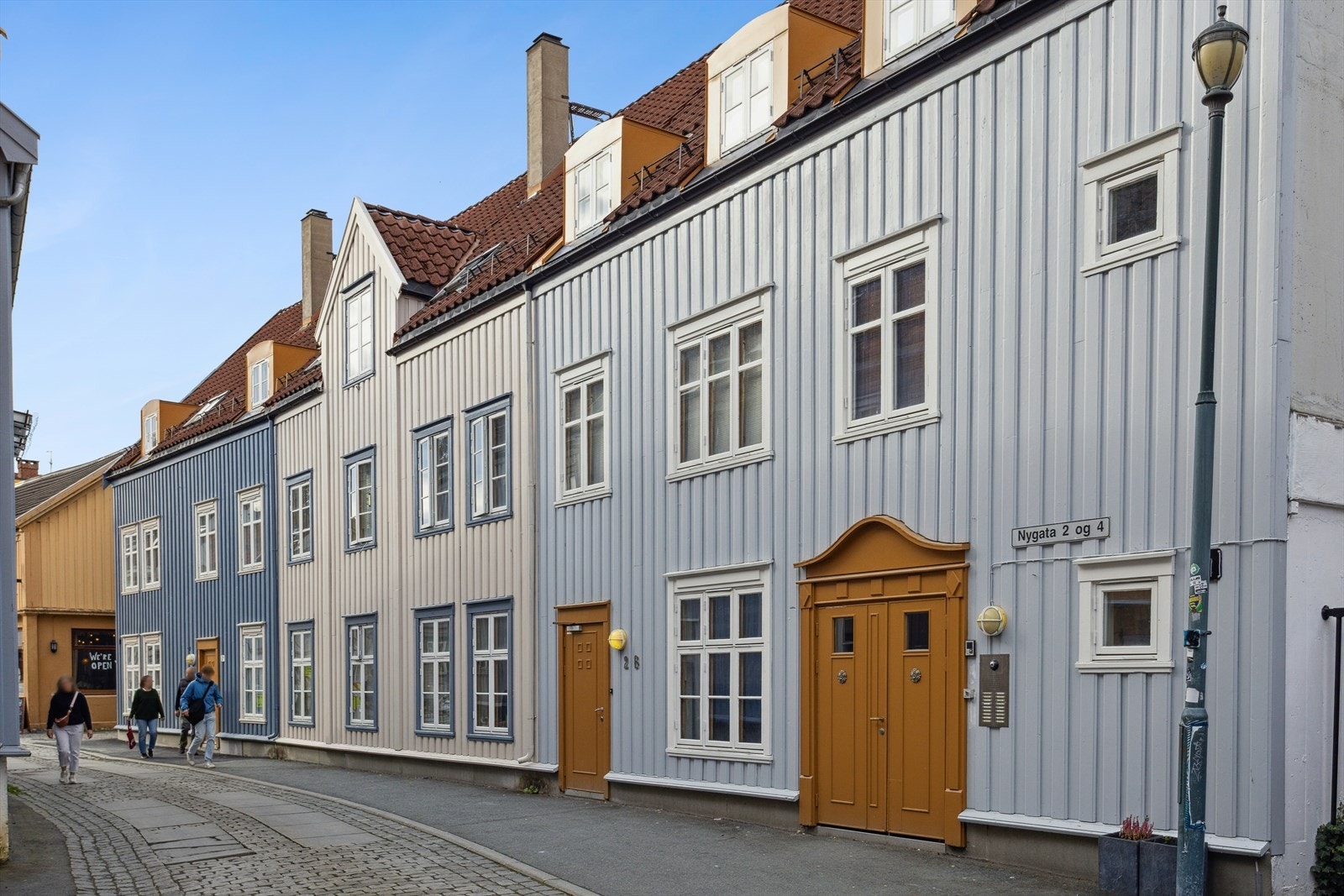 Bakklandet byr på en stemningsfull ramme med små kaféer, historiske bygninger og vakre gangsoner langs Nidelven. Her bor du sentralt, men tilbaketrukkent. Galleribilde