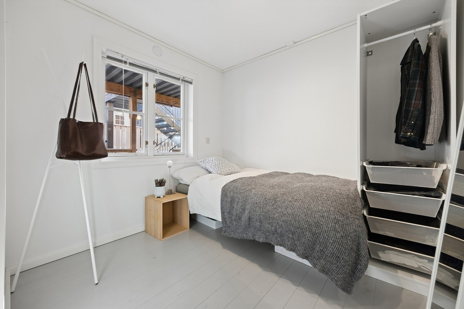 Soverom nr 2 på 6,9 m². De mindre soverommene er det plass til seng, garderobeskap og egen skrivepult. Galleribilde