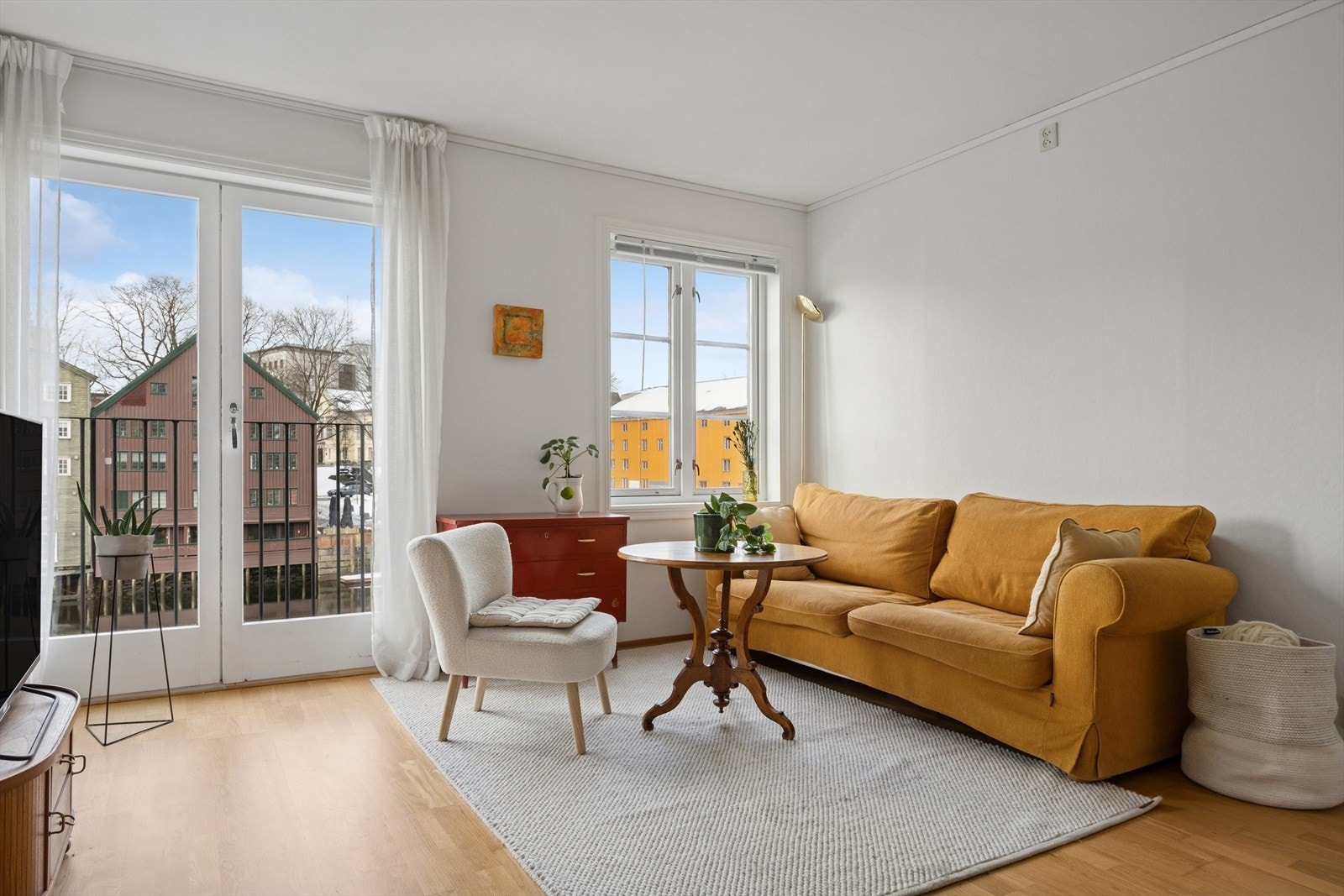 Romslig stue med god plass til sofagruppe og store vindusflater som slipper inn rikelig med naturlig lys. Galleribilde