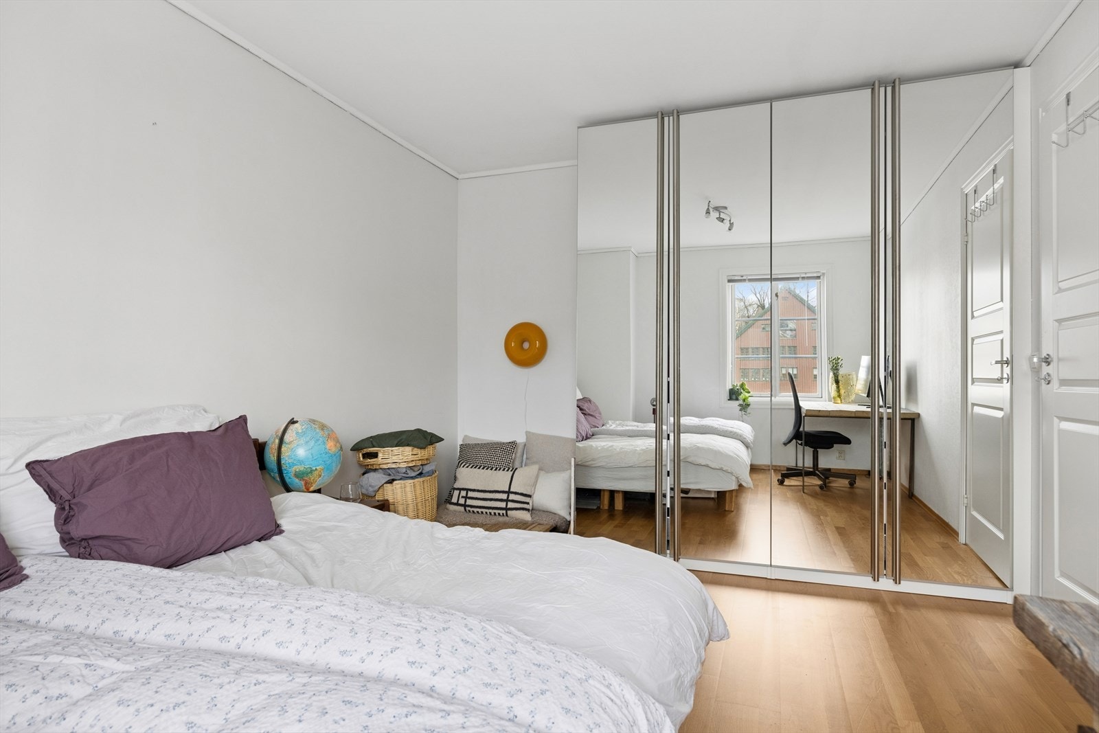 Det største soverommet har godt med gulvareal som gir muligheten til å innrede med dobbeltseng og et større klesskap for lagring. Galleribilde