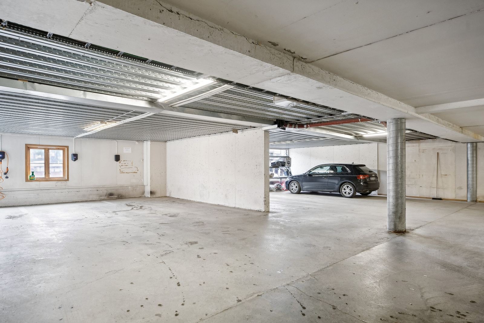 Leiligheten disponerer og egen parkeringsplass i felles oppvarmet kjeller. Galleribilde