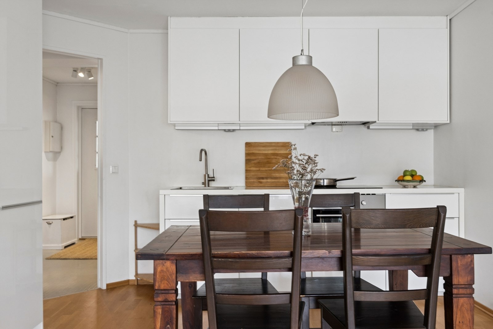 Spisestuen er naturlig plassert mellom stue og kjøkken- perfekt for både hverdag og hyggelige sammenkomster. Galleribilde