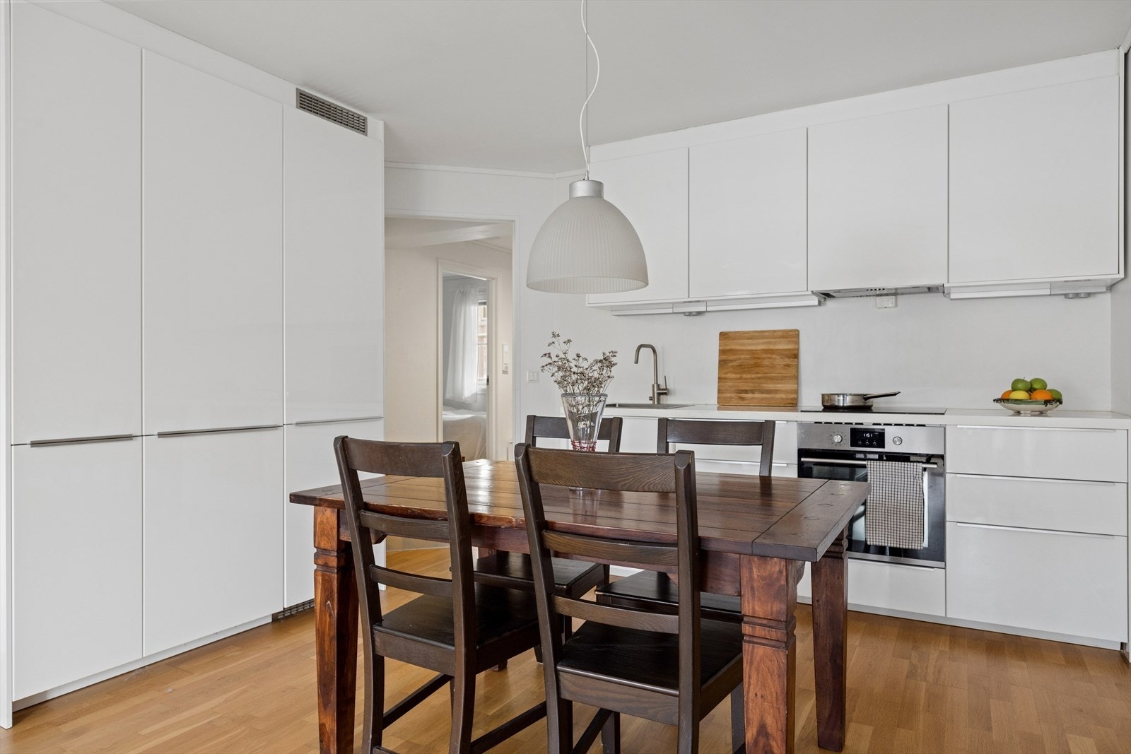 Stilrent og moderne kjøkken med rikelig oppbevaringsplass, integrerte løsninger og god plass til spisebord. Galleribilde