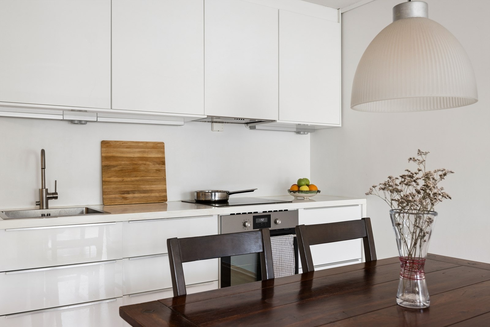 Kjøkkenet inneholder kombiskap, oppvaskmaskin, platetopp og stekeovn. Det er etablert både komfyrvakt over stekesonen og lekkasjevakt under skrog med vanninstallasjoner. Galleribilde