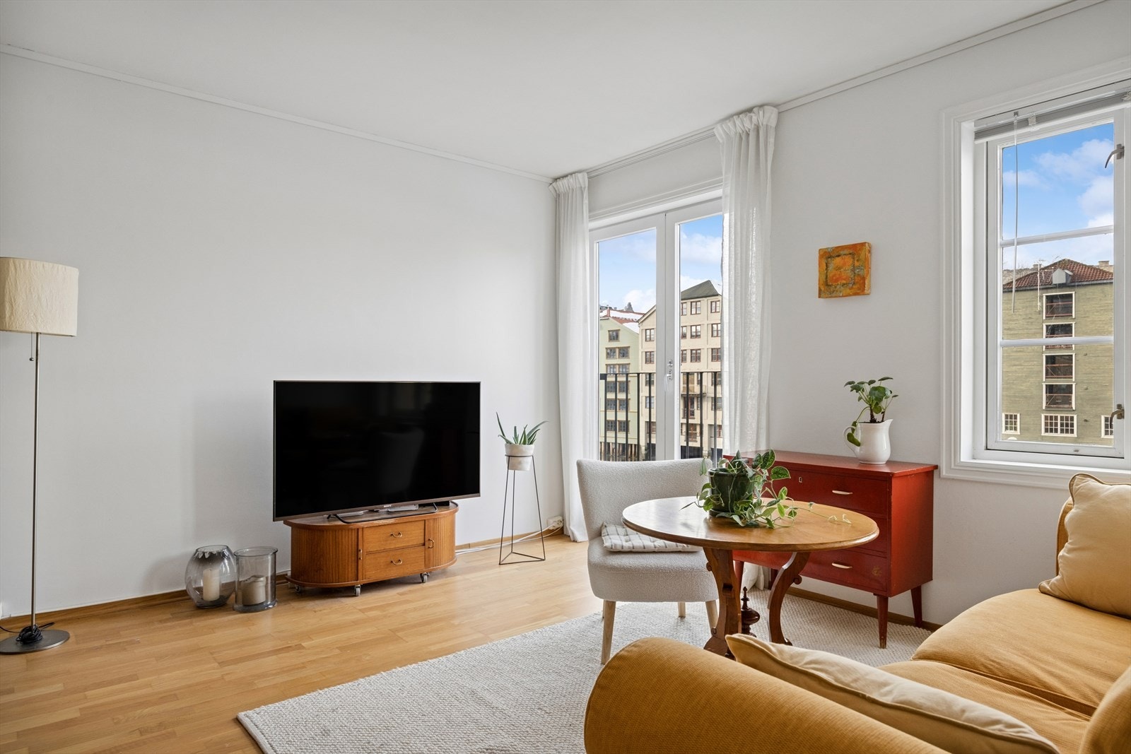 En svært innbydende leilighet som bærer preg av gode, gjennomtenkte materialer og klassiske detaljer. Galleribilde