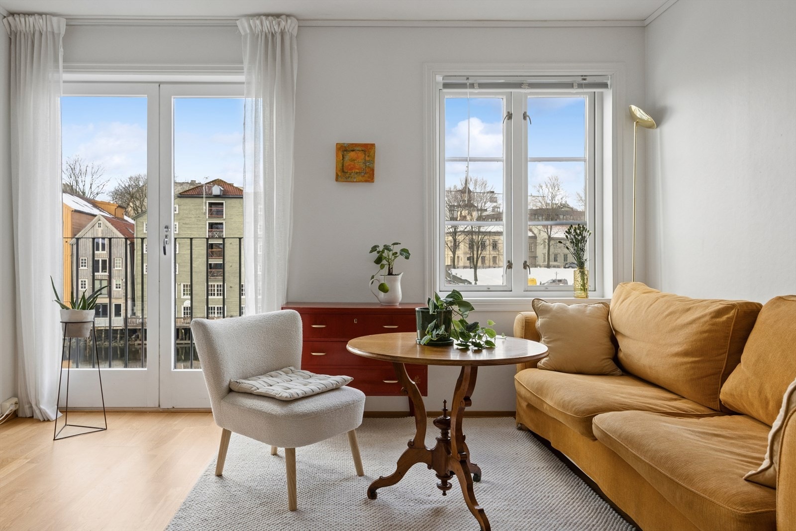 Fra stuen har du utgang til en fransk balkong gir en luftig atmosfære og gjør oppholdsrommet ekstra innbydende. Galleribilde