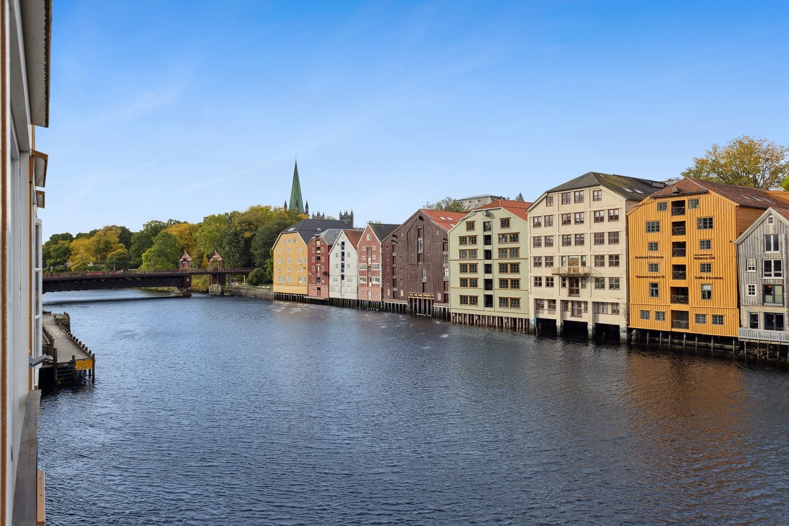 Leiligheten ligger sentralt langs Nidelven med kort avstand til de fleste fasiliteter Trondheim har å by på slik som Solsiden, sentrum og Bakklandet. Galleribilde