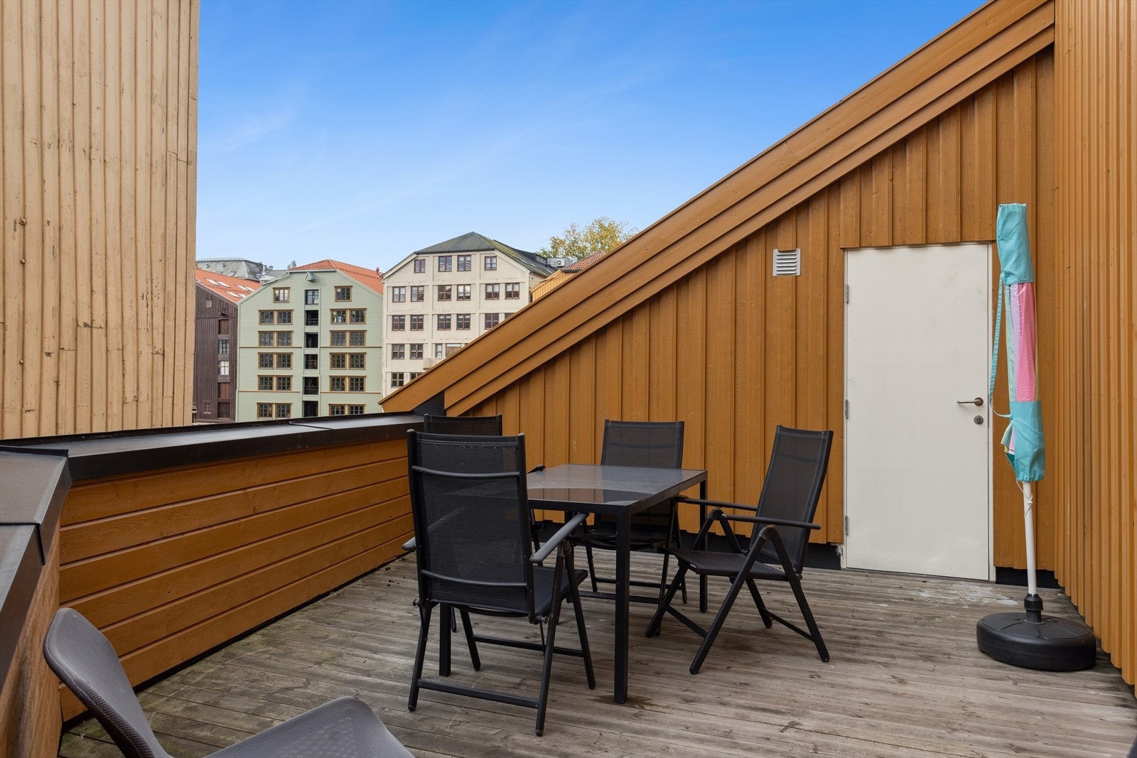 Leiligheten deler felles takterrasse som man kan benytte seg av. Galleribilde