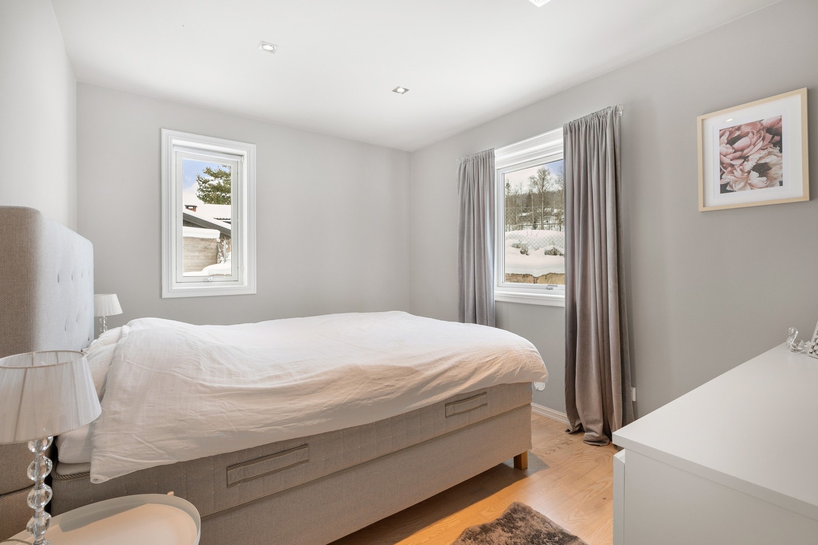 Soverommene har parkett på gulv, malte vegger og vindu som slipper inn rikelig med lys. Galleribilde