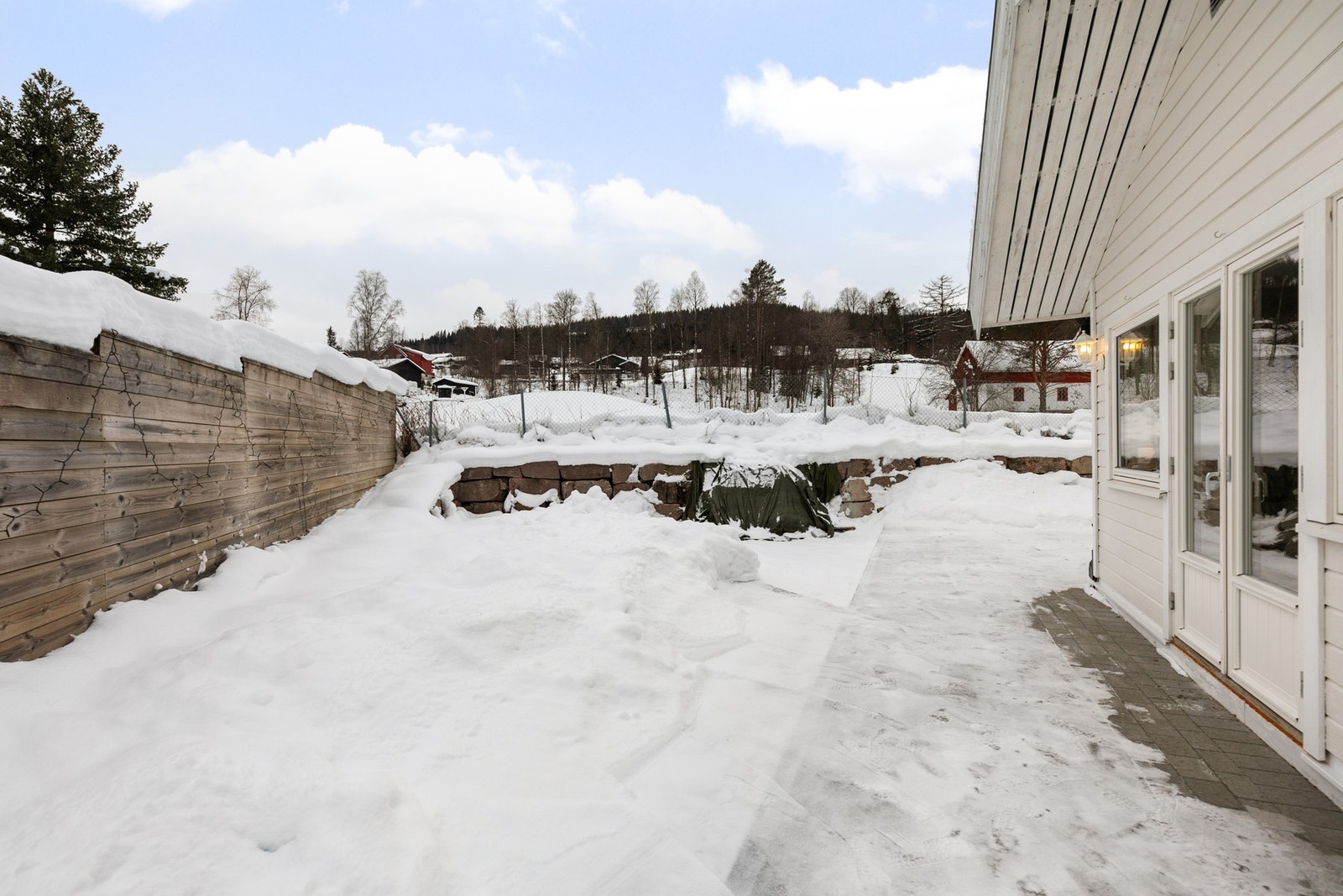 Det ble montert belegningsstein rundt boligen i 2025. Galleribilde